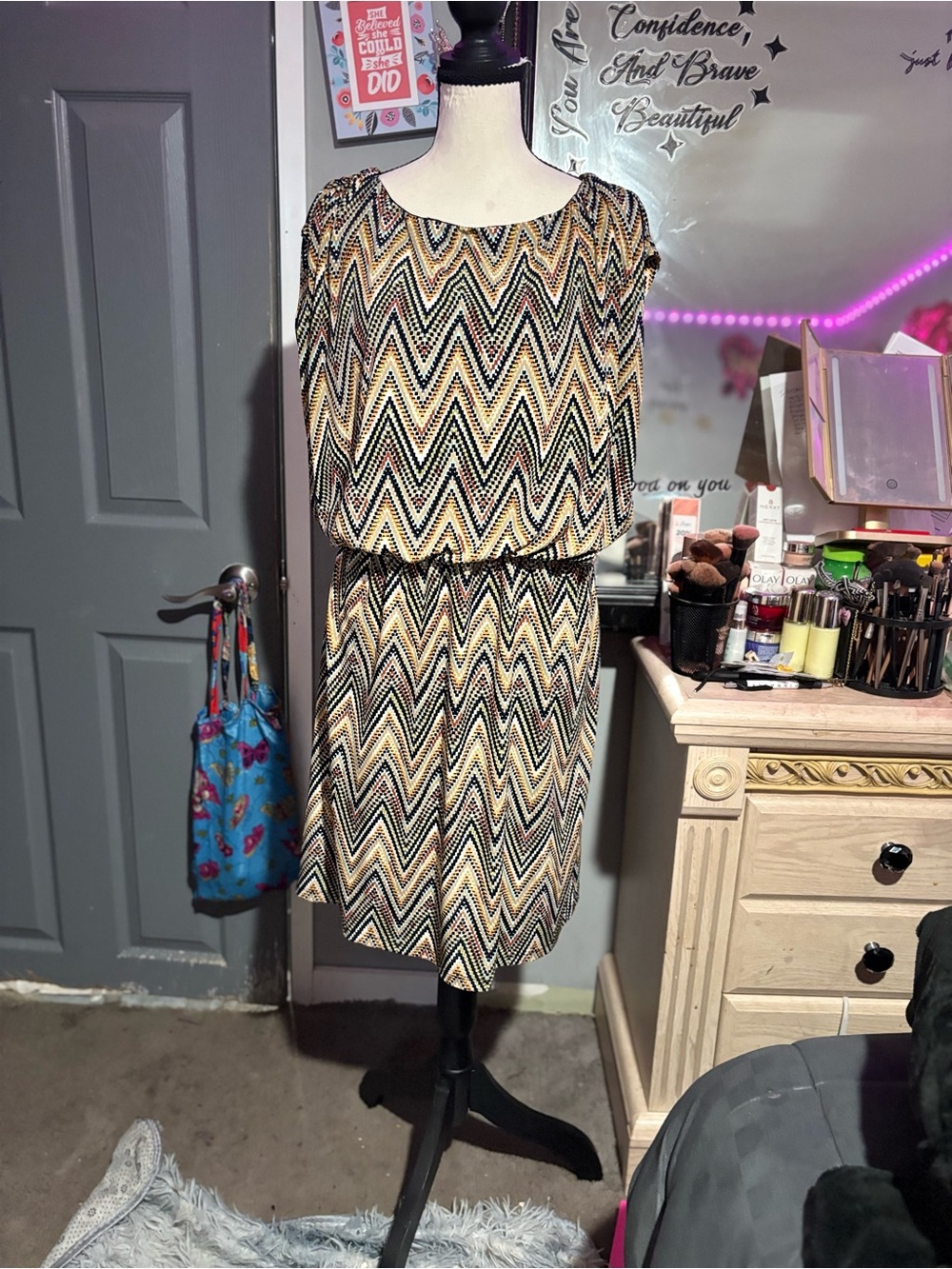 NWOT Chevron Print Blouson Midi Dress in Black, Cream & Gold